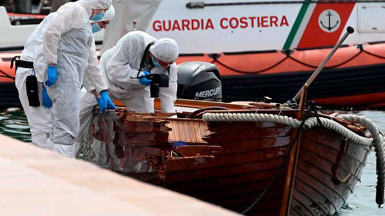 Italienische Forensiker begutachten den Schaden an dem kleinen Boot, in dem das tödlich verunglückte Pärchen saß. 