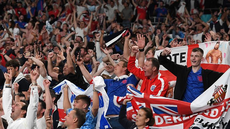 Der Fußball ist zwar wieder zu Hause, aber die Engländer singen lieber "Sweet Caroline".