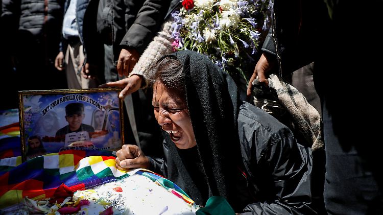 Eine Frau in La Paz trauert im November 2019 um ein Todesopfer.