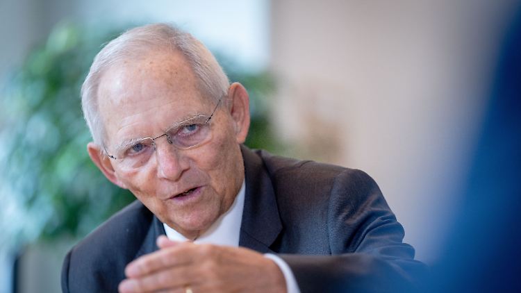Regelmäßig spenden auch Abgeordnete und prominente Funktionäre an ihre Parteien und geben dabei, bisweilen unfreiwillig, ihre Privatanschrift preis.