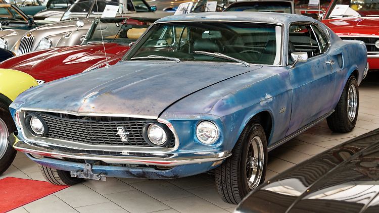 Total verlebt sei der Mustang, sagt der Händler, aber er fahre, lenke und bremse.