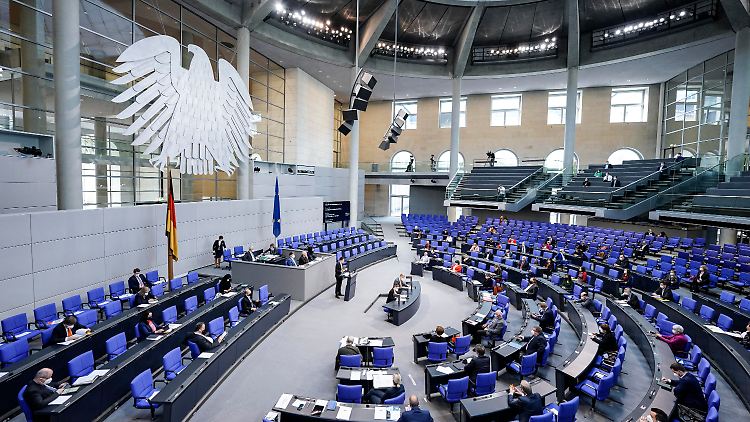 261 von 709 Bundestagsabgeordneten üben laut Studie bezahlte Nebentätigkeiten aus.