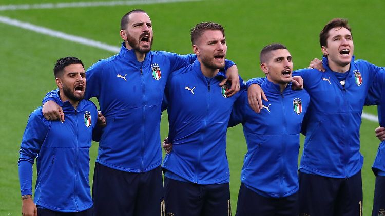Die Italiener fühlen sich von ihrer Hymne immer wieder abgeholt. Sie grölen mit.