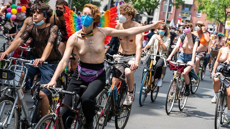 Mit der Aktion zeigten die Demo-Teilnehmerinnen und -Teilnehmer Solidarität mit einer in Berlin lebenden Französin.