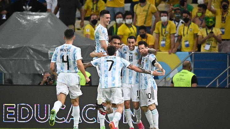 Angel Di Maria (2.v.r.) feiert sein Tor für die argentinische Mannschaft. 