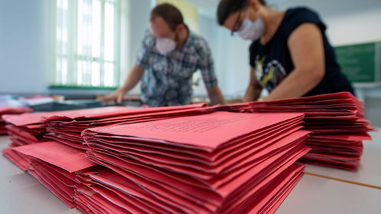 Auszählung der Briefwahlunterlagen nach der Landtagswahl in Sachsen-Anhalt.