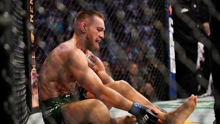 McGregor erneut am Boden - dieses Mal stoppt eine Verletzung den MMA-Star.