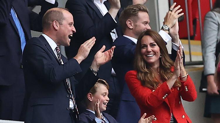 Ausgelassene Stimmung im Stadion: Prinz William feuert die englische Mannschaft zusammen mit seiner Familie an.
