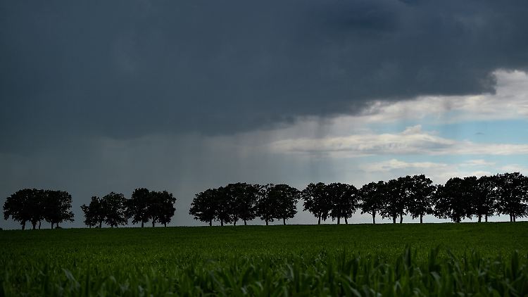 Das Gewitter- und Unwettertief "Bernd" bringt heftige Gewitter mit Starkregen.