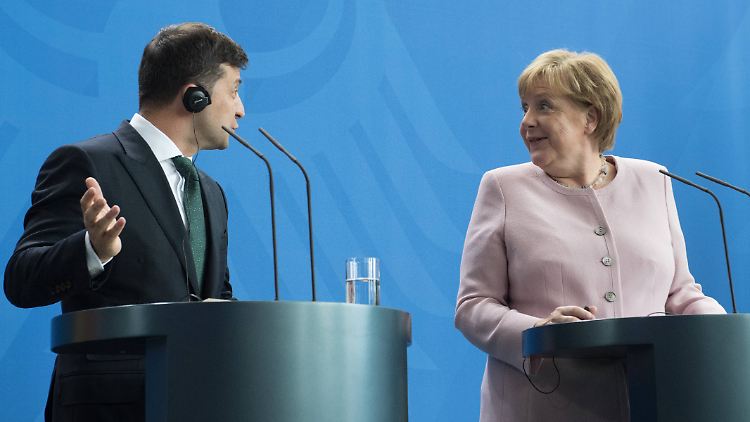 Beim Besuch vor zwei Jahren stimmte die Chemie zwischen dem ukrainischen Präsidenten Selenskyj und Kanzlerin Merkel. Am Montag treffen sie sich wohl letztmalig und wälzen ein schwieriges Thema.