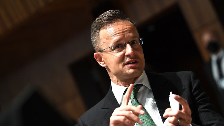 Ungarns Außenminister ist außer sich. Beschäftigt die UEFA gar Spitzel? 