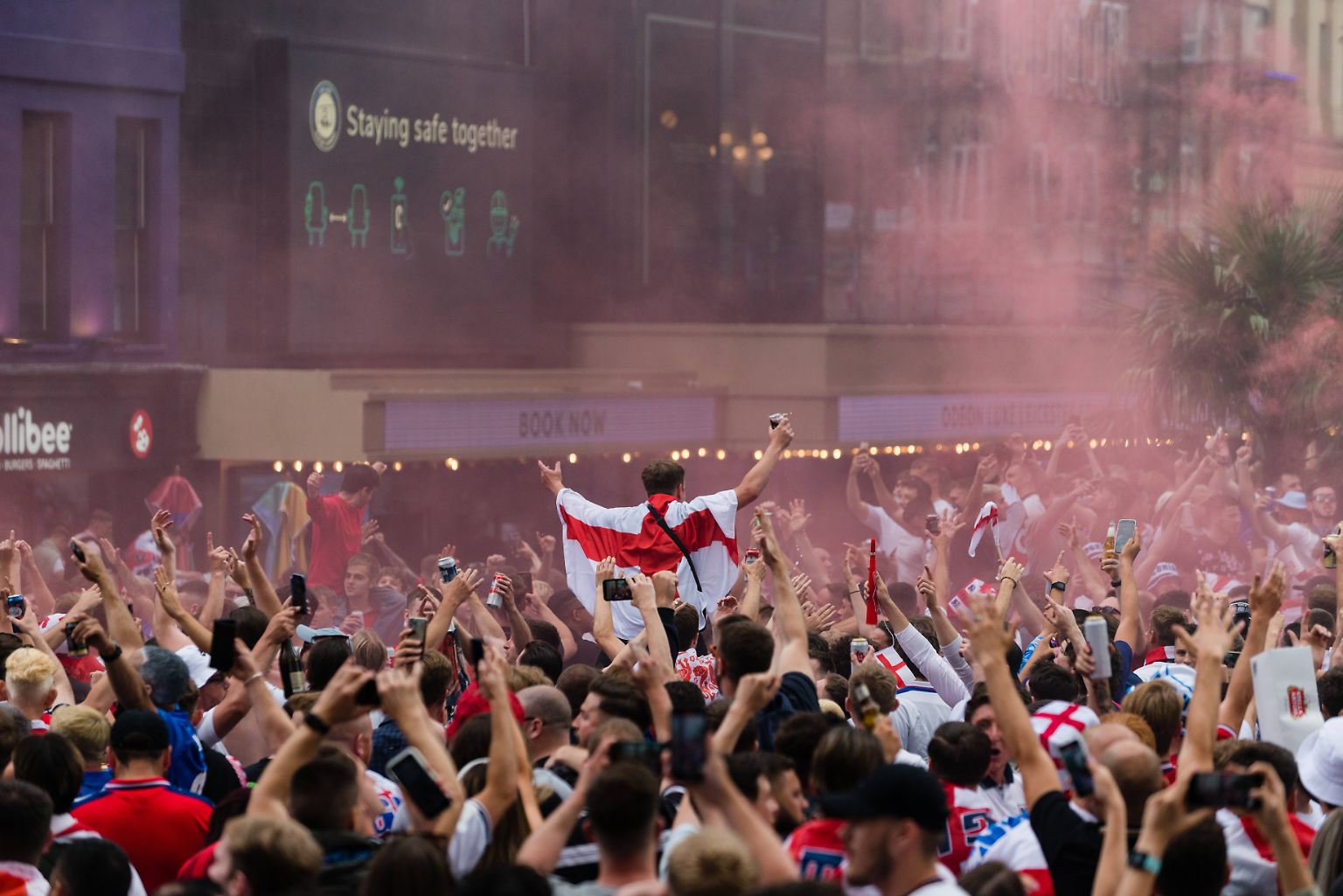 Bereits Stunden vor dem Anpfiff feiern englische Fans in London das erste Finale der Three Lions bei einem großen Turnier seit 1966.