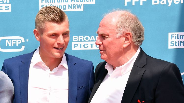 Toni Kroos und Uli Hoeneß haben derzeit keine freundlichen Worte füreinander übrig.