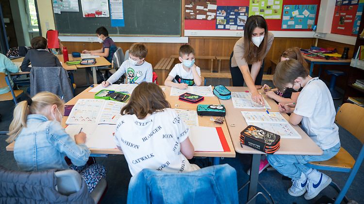 Viele Kinder sind während der Krise "völlig durchs Raster gefallen", kritisiert OECD-Bildungsdirektor Schleicher.