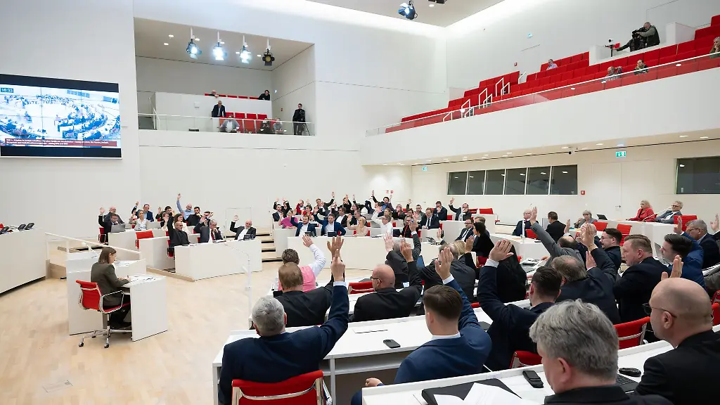 Die-erste-Arbeitssitzung-des-neu-gewaehlten-Landtags-von-Brandenburg