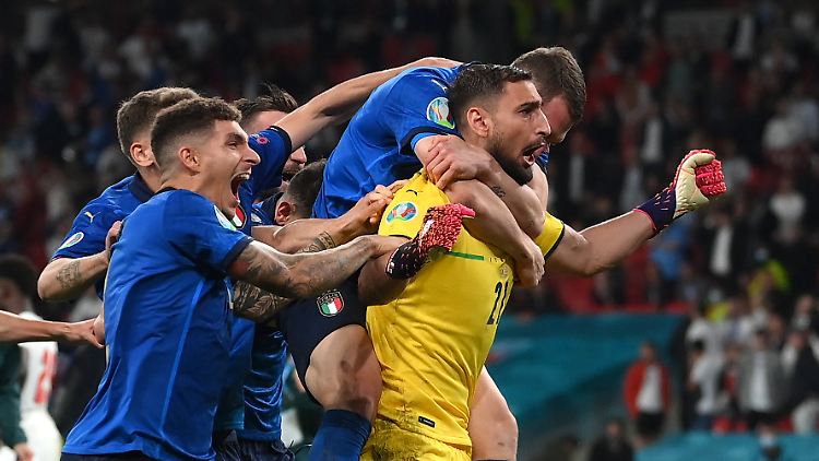 Elfmeterheld Donnarumma lässt sich feiern.