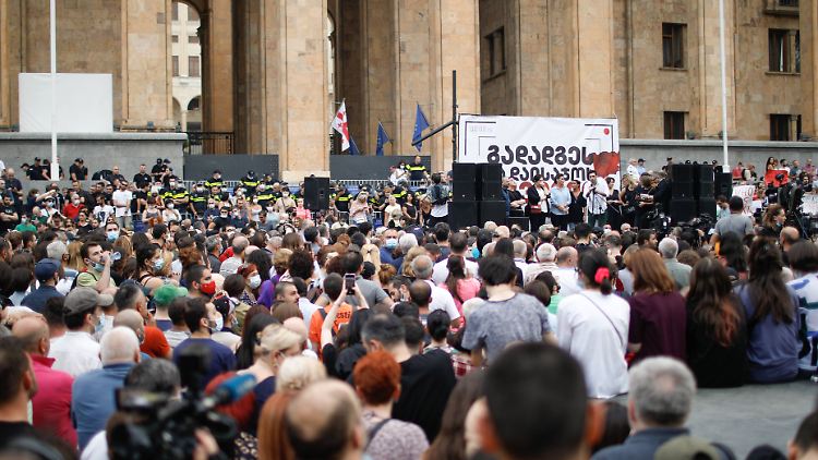 Rund 8000 Menschen demonstrierten gegen die georgische Regierung.