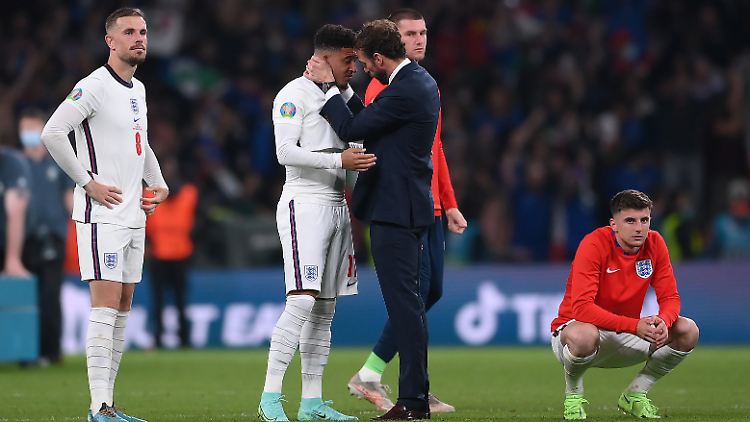 Jadon Sancho mit Trainer Southgate nach dem verlorenen EM-Finale.