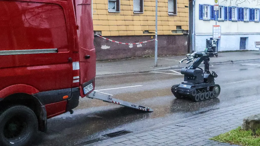 Polizei-und-Entschaerfer-des-Landeskriminalamts-durchsuchen-ein-Haus-in-Esslingen