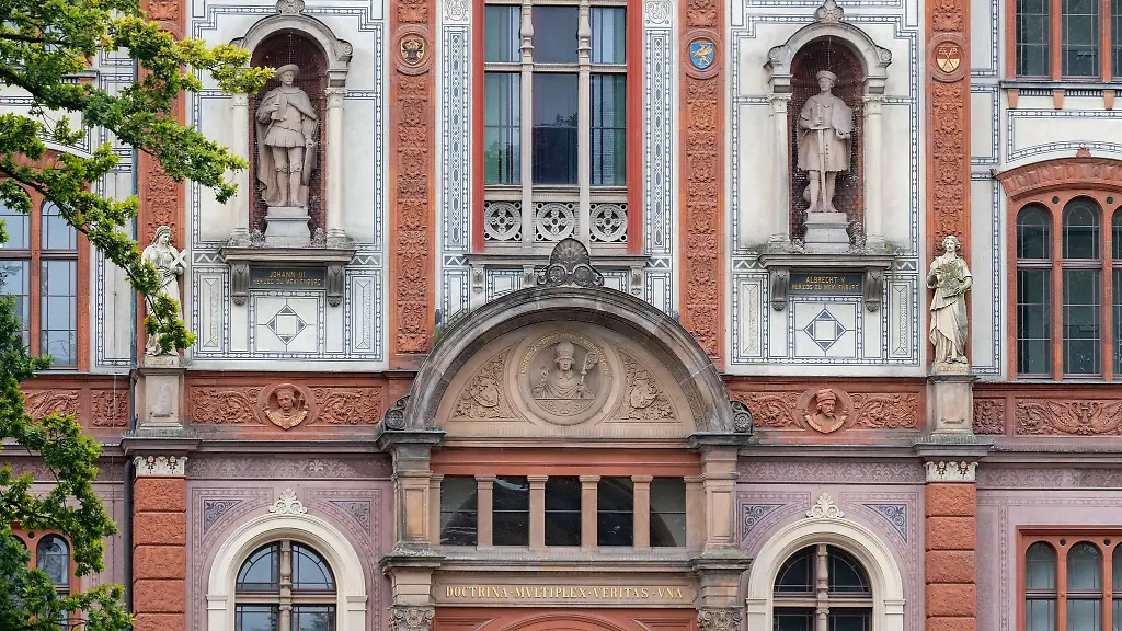 Der-Physiker-Dominik-Kraus-ist-Professort-an-der-Universitaet-Rostock-hier-das-Hauptportal