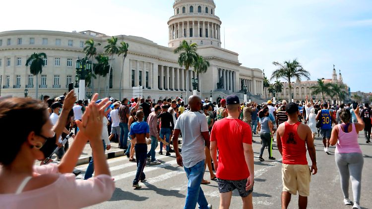 Demonstranten vor dem Kapitol in Havanna: Massive Proteste gegen die Regierung sind im autoritär regierten Kuba eher selten.