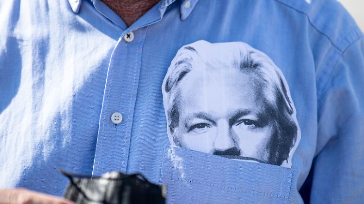 Bis 2019 - fast 10 Jahre - bekommt Julian Assange Asyl in der ecuadorianischen Botschaft in London.
