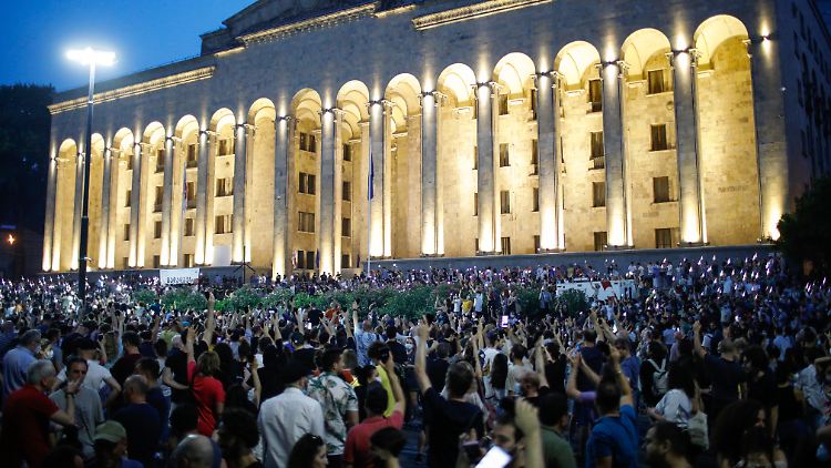 Tausende Demonstranten versammeln sich vor dem Parlament der georgischen Hauptstadt.