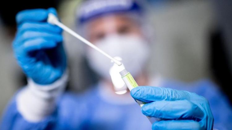Insgesamt sind in Deutschland bereits mehr als 3,7 Millionen Menschen positiv auf das Coronavirus getestet worden.