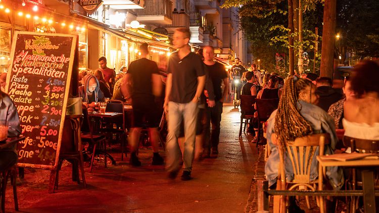 Die Linke mahnt, die Gastronomie müsse sich auch selbst hinterfragen. Prekäre Arbeit sei weit verbreitet.