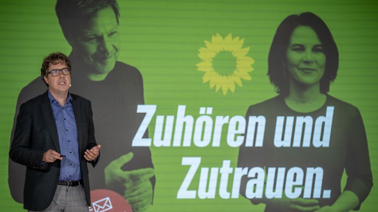 "Wir fordern die Union heraus", sagt Michael Kellner, Bundesgeschäftsführer der Grünen, bei der Vorstellung der Wahlplakate.