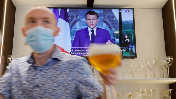 Nur noch mit Impfnachweis in die Bar: Für französische Impfgegner brechen harte Zeiten an.
