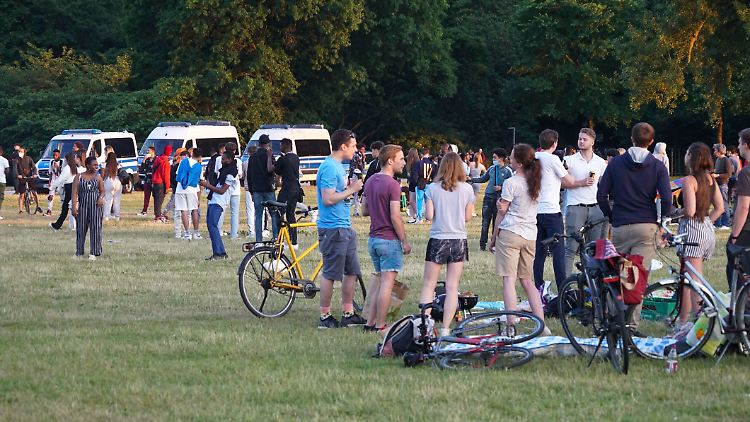 Im Stadtpark Hamburg wollen Jugendliche feiern und liefern sich stattdessen ein Katz- und Mausspiel mit der Polizei. 