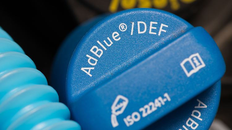 Zusatztank an Bord: Hier wird Adblue nachgefüllt.