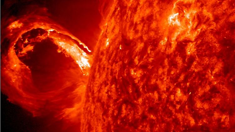 Ein Korona-Massenauswurf (CME), der mit einer Sonneneruption verbunden ist, verursachte am 1. Mai 2013 eine beeindruckende Welle aus dem Randbereich der Sonne heraus. 