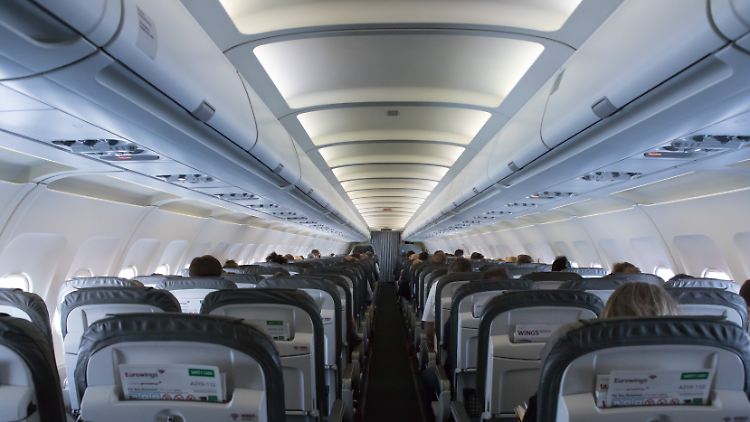 Der Gang eines Flugzeugs ist für einen normalen Rollstuhl zu schmal, daher bieten Fluggesellschaften Transitrollstühle an.