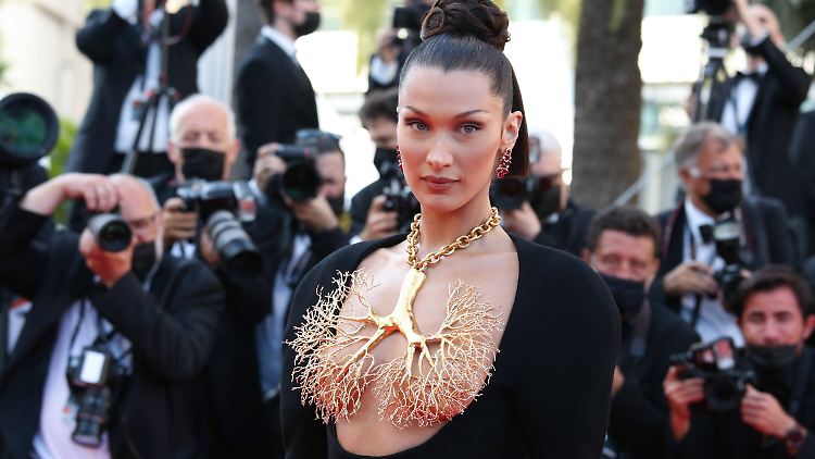 Mit dieser Aufmachung auf dem roten Teppich ließ sie bei vielen den Atem stocken: Bella Hadid.