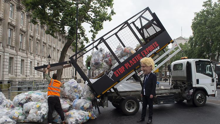 Den Londoner Regierungsbezirk Westminster nannte Greenpeace symbolisch in "Wasteminster" um - zu Deutsch: Müllminster.