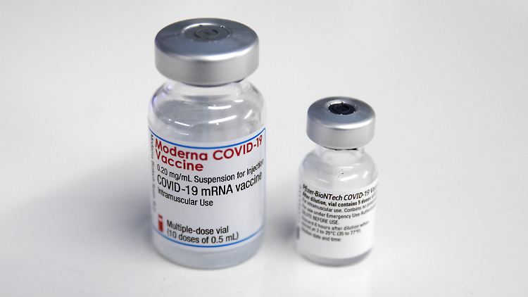 Fläschchen mit den Covid-19 Impfstoffen von Moderna (links) und Pfizer-Biontech.