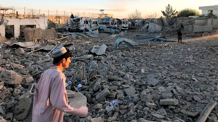 Regelmäßig kommt es in Afghanistan zu Anschlägen mit zahlreichen Toten, die die radikalislamistischen Taliban für sich reklamieren.