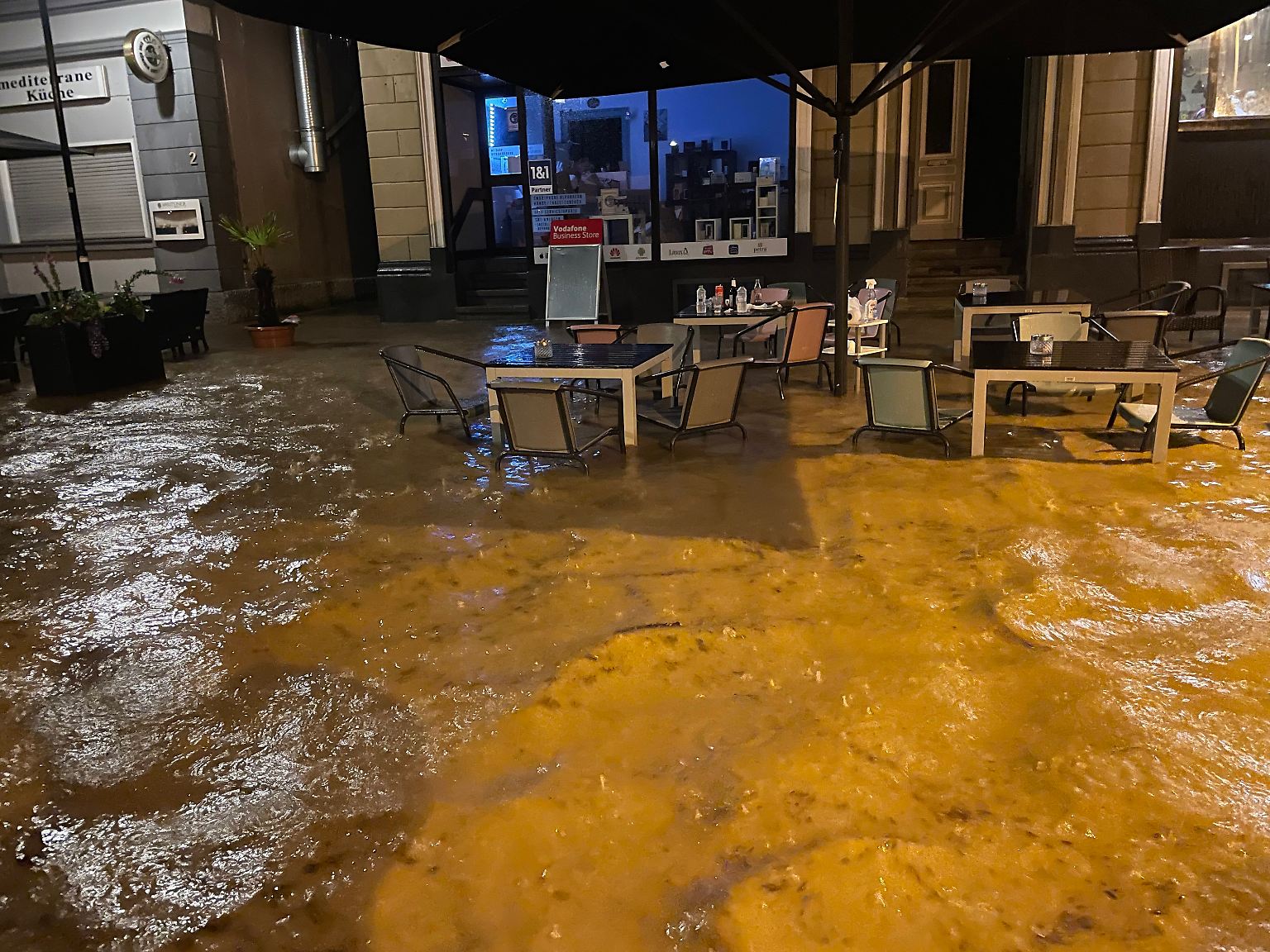 Unwetter haben in der Nacht zum Mittwoch in Teilen Deutschlands zu zahlreichen Feuerwehreinsätzen geführt. Keller liefen voll, Straßen wurden überschwemmt und Bäume stürzten um.  