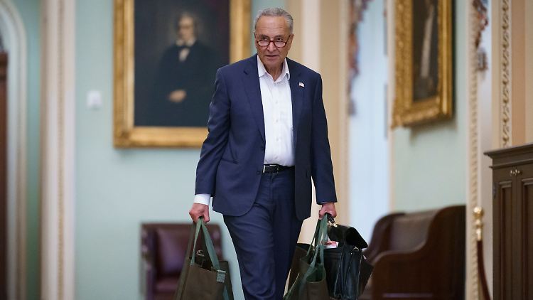 Für 3,5 Billionen Dollar bräuchte Senats-Mehrheitsführer Schumer wohl noch größere Taschen.