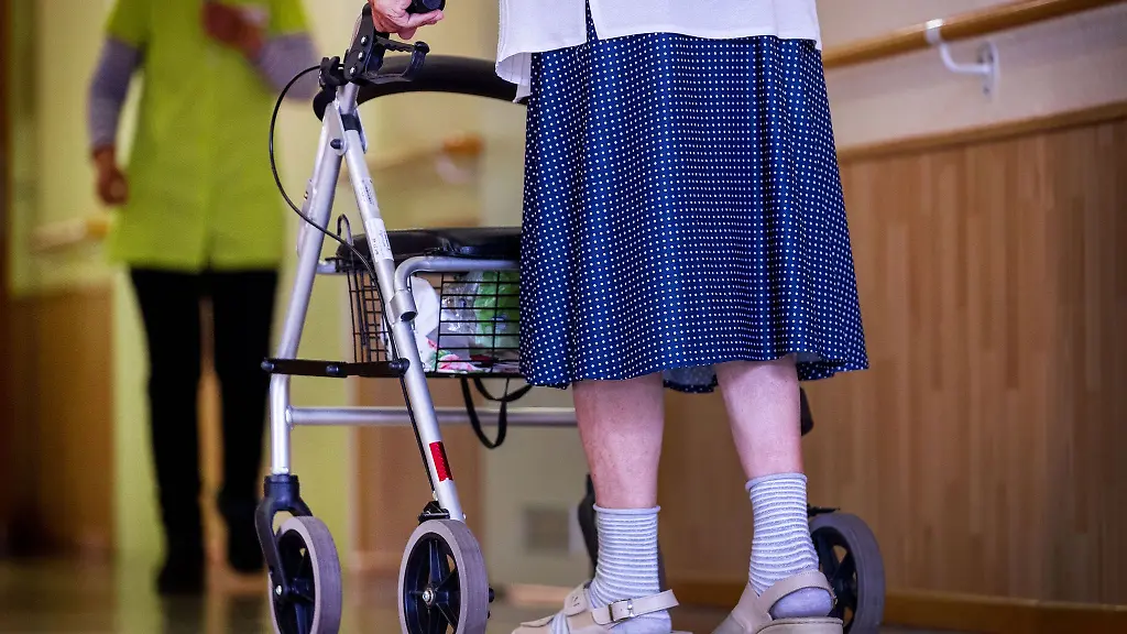 Bewohner-von-Pflegeheimen-muessen-einen-Teil-der-Kosten-selbst-tragen-Symbolbild