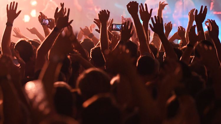 Hunderte Menschen infizierten sich auf dem "Verknipt"-Festival mit Corona - obwohl sie vorher nachweisen mussten, dass sie geimpft oder negativ getestet waren. Bei der Aufnahme handelt es sich um ein Symbolbild.