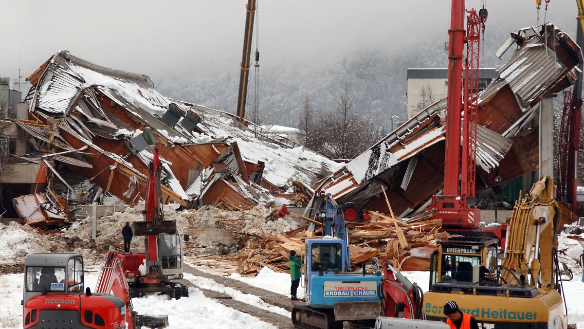 Am 2. Januar 2006 stürzte die Eishalle unter den Schneemassen ein, 15 Menschen starben.