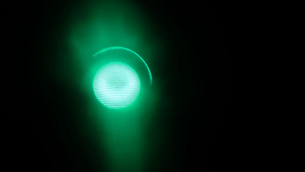 Trotz-gruener-Ampel-faehrt-ein-Autofahrer-nicht-los-Immer-und-immer-wieder-Das-hat-einen-Grund