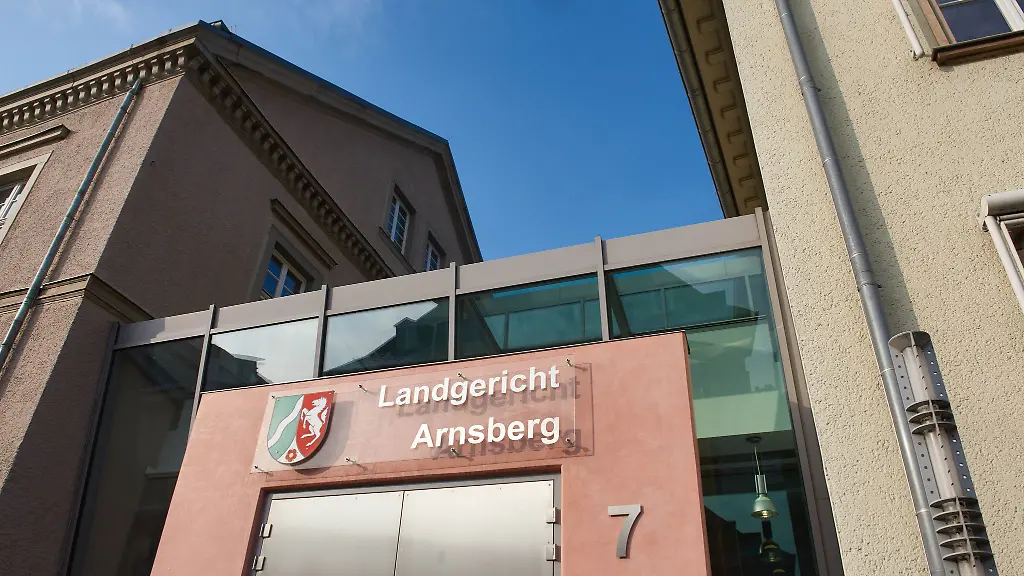 Im-Mordprozess-hat-das-Landgericht-den-angeklagten-24-Jaehrigen-zu-lebenslanger-Haft-verurteilt