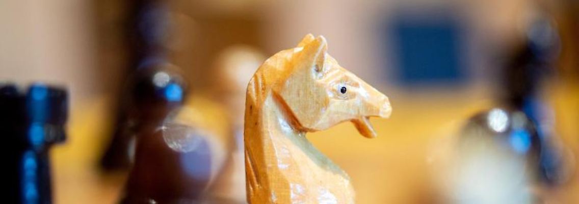 Spielfiguren stehen auf einem Schachbrett. Foto: Hauke-Christian Dittrich/dpa/Symbolbild
