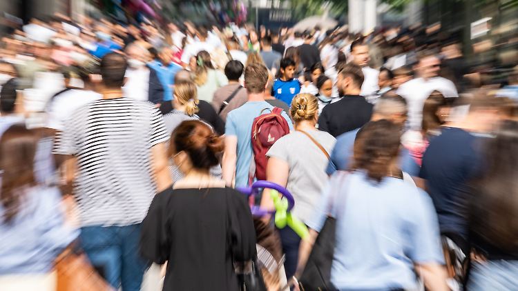 Personen, die mit der Delta-Variante infiziert sind, geben das Virus an mehr Menschen weiter als bei der Alpha-Variante.