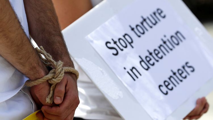 Bereits seit Jahren macht Amnesty International auf Gewalt in den libyschen Lagern aufmerksam - wie bei dieser Protestaktion in Prag.