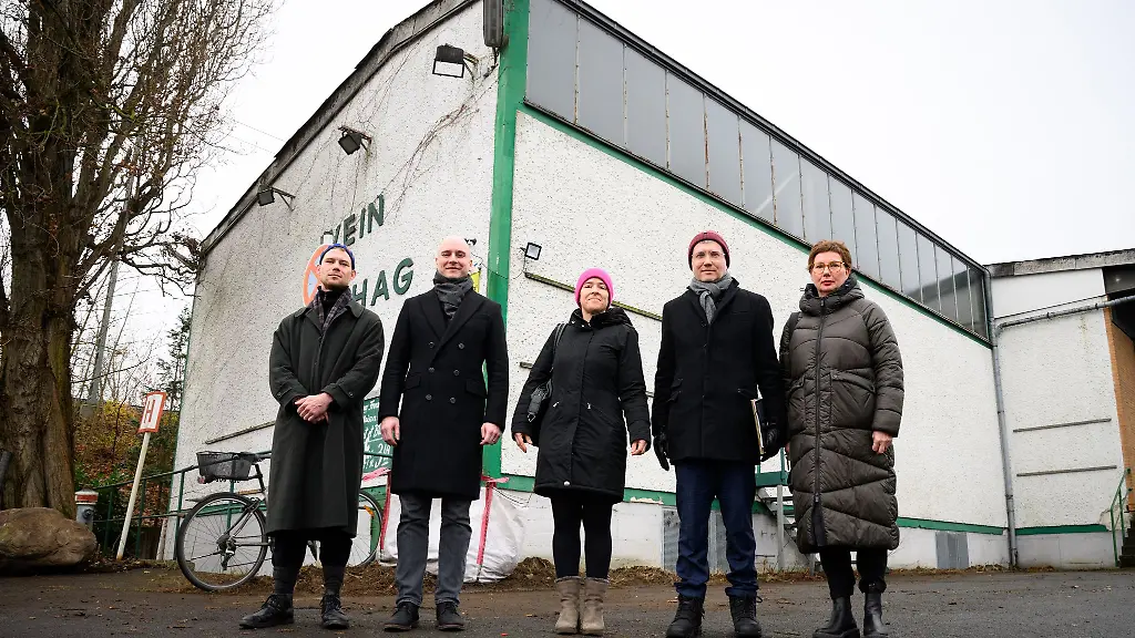 Die-Vorsitzende-Richterin-Anna-von-Oettingen-M-zusammen-mit-den-anderen-Richtern-bei-der-muendlichen-Verhandlung-ueber-die-Bordell-Baugenehmigung-vor-Ort